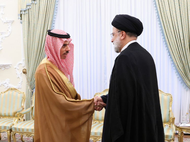 فیلم دیدار وزیر خارجه عربستان سعودی با آیت‌الله رئیسی