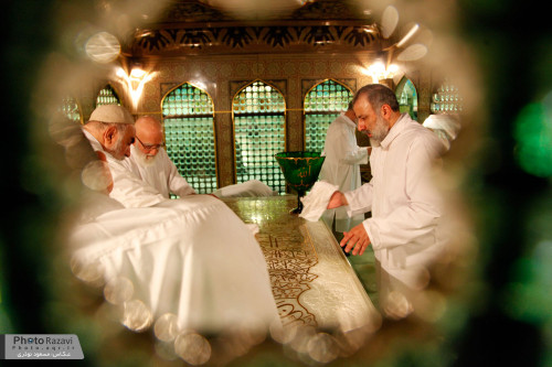 آئین غبار روبی مضجع منور حضرت رضا(ع)