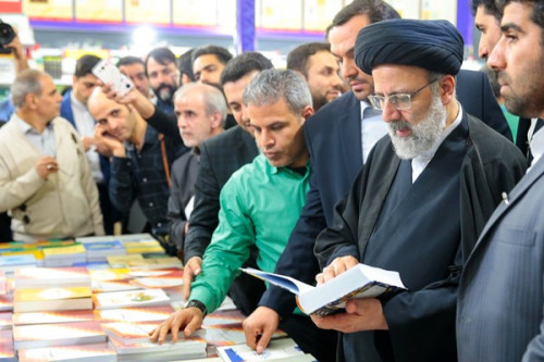 بازدید رئیس قوه قضاییه از غرفههای انتشارات قوه قضاییه در نمایشگاه بین المللی کتاب
