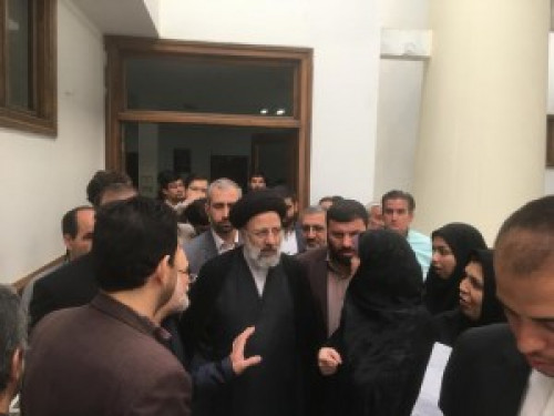 آیت الله رئیسی به صورت سرزده از دادسرای عمومی و انقلاب مشهد بازدید کرد