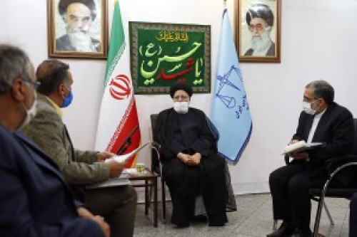 آیت الله رئیسی با تعدادی از مراجعین به دادگستری کل استان اردبیل دیدار کرد