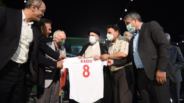 اهدای پیراهن شماره 8 تیم ملی فوتبال به رئیسی در دیدار ورزشکاران و پیشکسوتان