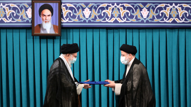 بیانات رهبر انقلاب در مراسم تنفیذ حکم سیزدهمین دوره ریاست جمهوری اسلامی ایران
