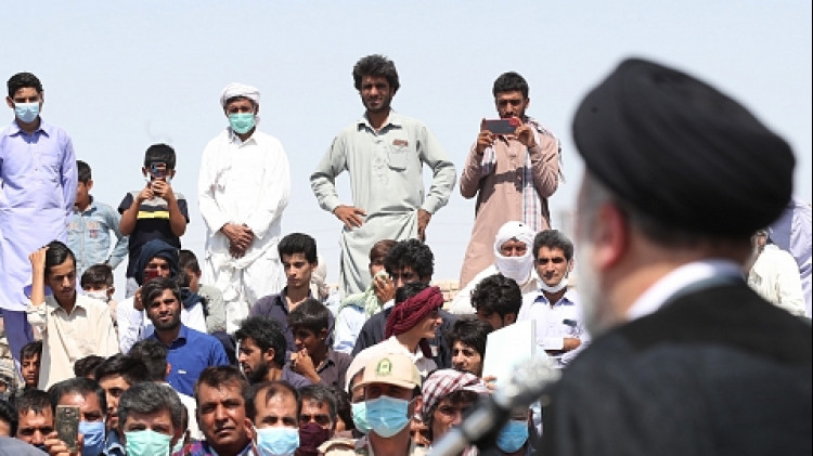 تصاویر بازدید هوایی از مناطق مرزی ایران و افغانستان و حضور و سخنرانی در روستای ملاعلی