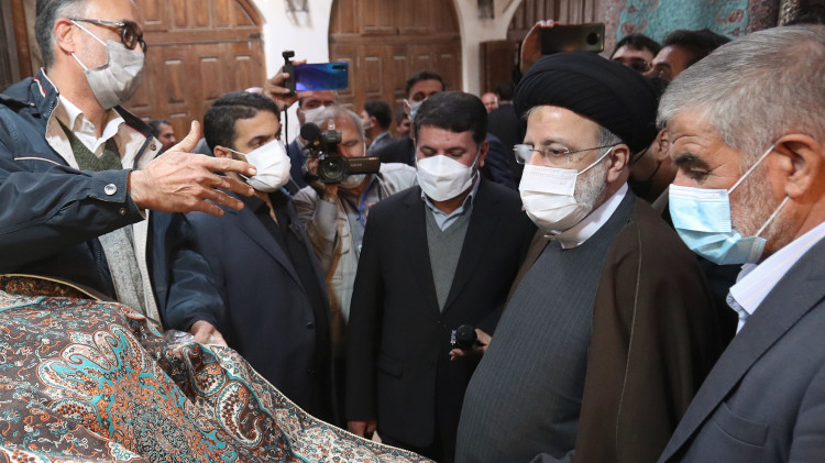 دکتر رئیسی در بافت تاریخی یزد حضور یافت/ گفتگو رئیس جمهور با مردم و کسبه بازار قدیمی یزد