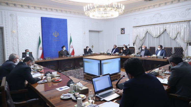 بانک مرکزی با افزایش نظارت بر عملکرد بانکهای دولتی و خصوصی از خلق نقدینگی توسط آنها جلوگیری کند