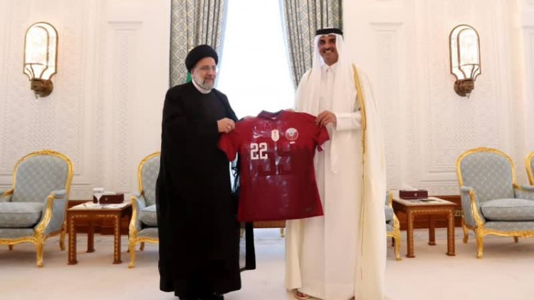 امیر قطر پیراهن تیم ملی فوتبال این کشور را که به امضای تمامی اعضای این تیم رسیده است، به عنوان یادبود برگزاری جام جهانی ۲۰۲۲، به رئیس جمهور کشورمان اهدا کرد.
