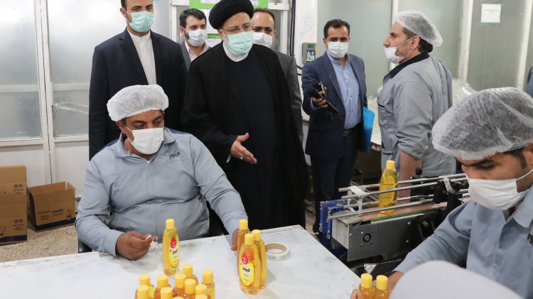 بازدید آیت الله رئیسی از کارخانه تولید محصولات بهداشتی فیروز/ اقامه نماز و حضور رئیس جمهور در مراسم افطاری کارگران