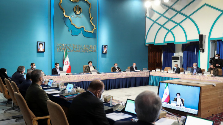 دولت خود را موظف به اتخاذ تدابیر مناسب برای تنظیم بازار و حفظ آرامش مردم میداند/ قدردانی از وزارت بهداشت برای برقراری بیمه ۵ میلیون نفر