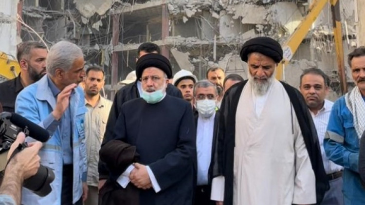 حضور آیتالله رئیسی در محل ساختمان متروپل آبادان
