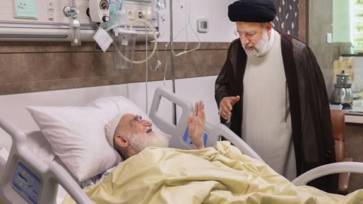 رئیس جمهور از آیتالله العظمی نوری همدانی عیادت کرد