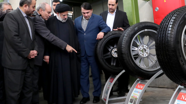 بازدید دکتر رئیسی از اولین خط تولید تایر تک مرحلهای کشور در کارخانه کویرتایر بیرجند