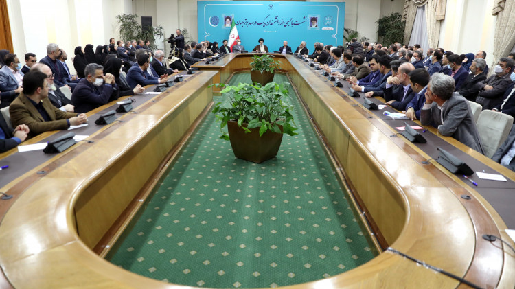 دانشمندان علاوه بر تلاشهای علمی برای رفع مشکلات کشور راهکار ارائه کنند