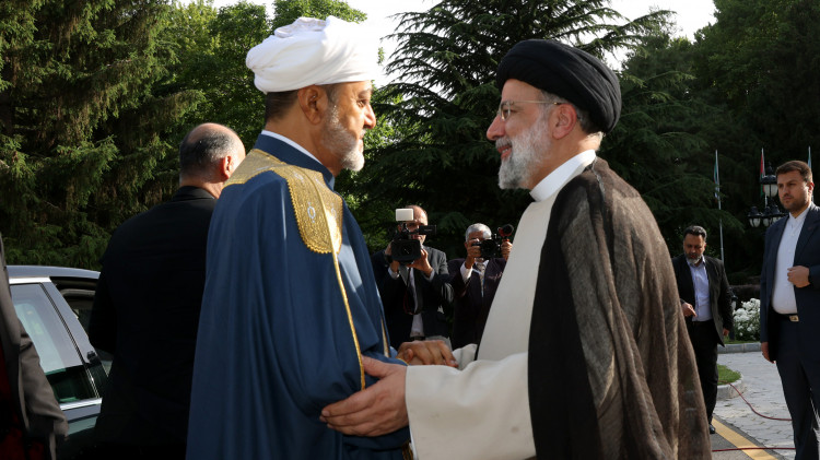 استقبال رسمی آیت‌الله رئیسی از سلطان عمان