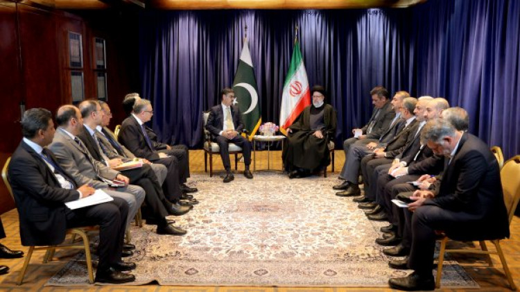 مسئولان ایران و پاکستان روشهای مبتکرانه را برای تسریع در رفع موانع گسترش روابط فمابین بهکار گیرند