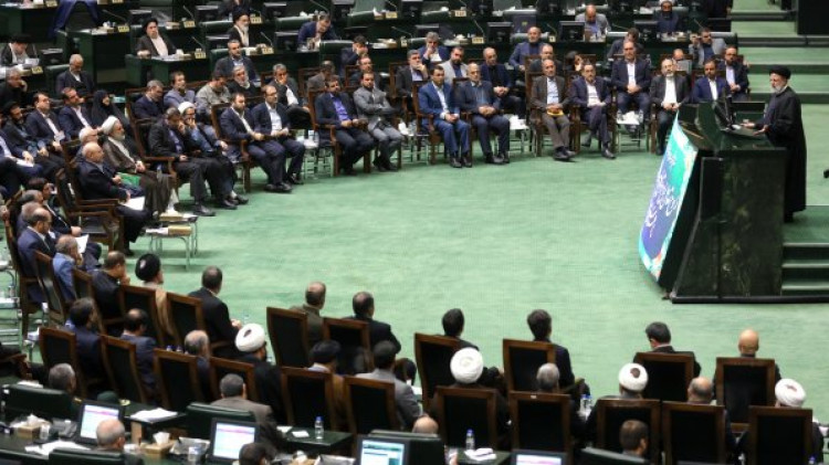 تعامل و تبادلنظر نمایندگان مردم با دولتمردان در رفع مشکلات کشور بسیار حائز اهمیت است/ حسرت بروز اختلاف میان دولت با مجلس و دیگر دستگاهها را بر دل بدخواهان خواهیم گذاشت/ تسهیل معیشت مردم اولویت جدی دولت و مجلس است