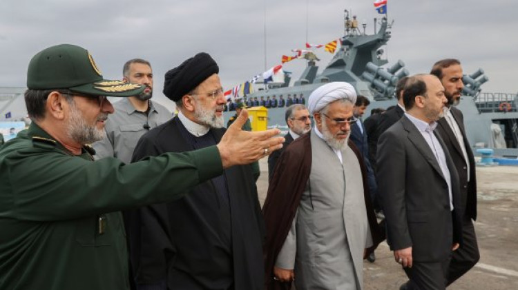 بازدید دکتر رئیسی از نمایشگاه توانمندیهای نیروی دریایی سپاه پاسداران انقلاب اسلامی