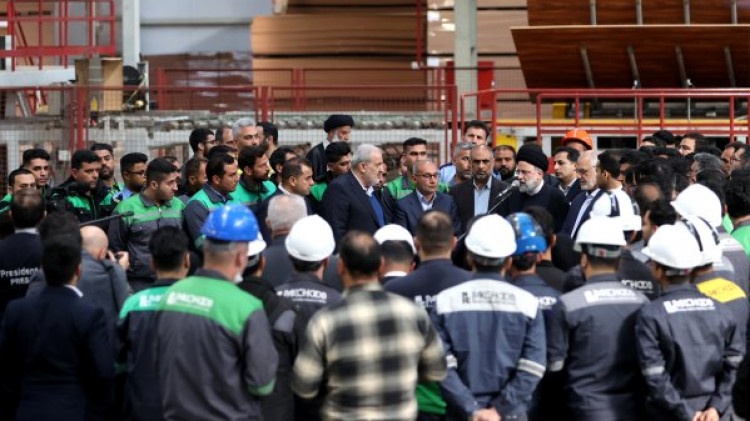 افتتاح فاز یک مجتمع کشت و صنعت گروه صنعتی پاک چوب/ بازدید دکتر رئیسی از بخشهای مختلف کارخانه و مزرعه کشت چوب
