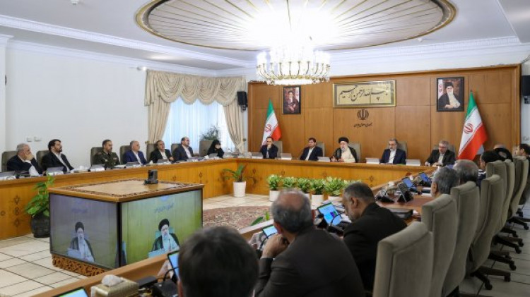 تأکید رئیس جمهور بر فراهم کردن بستر افزایش نشاط اجتماعی/ ضرورت تکریم و بهرهمندی از ظرفیت اساتید و چهرههای علمی پیشکسوت در دانشگاهها/ گزارش وزرا از نوسازی ناوگان حمل و نقل و رشد 47 درصدی ایران در حوزه ارتباطات و فناوری اطلاعات