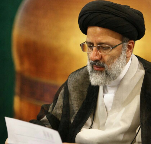 تا ساعتی دیگر حجت الاسلام والمسلمین رئیسی برای ثبت نام به عنوان نامزد ریاست جمهوری ٩٦ وارد ستاد انتخابات وزارت کشور خواهد شد