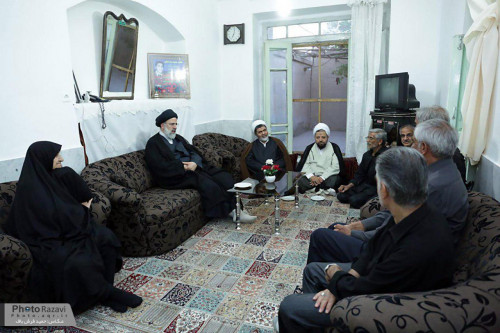 گزارش تصویری : دیدار حجت الاسلام رئیسی با خانواده شهیدان بذرافکن