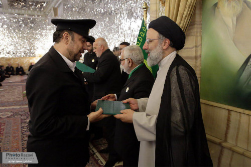گزارش‌تصویری:مراسم‌اعطای‌احکام‌جمعی‌از‌خادمان‌بارگاه‌منور رضوی‌توسط حجت الاسلام رئیسی‌