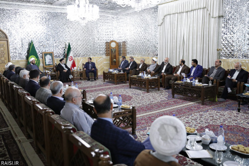 دیدار مسئولین نمایندگیهای استانی آستان قدس رضوی با حجتالاسلام رئیسی