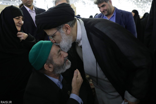 دیدار جمعی از خانواده شهدای دفاع مقدس و مدافع حرم با حجت‌الاسلام رئیسی