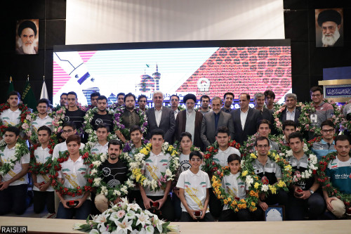 مراسم اهدای مدالهای تیم ربوکاپ دانشگاه آزاد اسلامی در مسابقات جهانی به آستان قدس رضوی