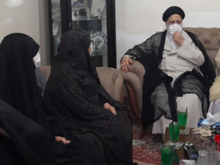 دیدار رئیسی با خانواده شهدا در بدو ورود به خوزستان