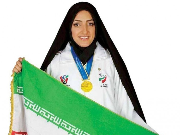 بانوی پرچمدار کاروان ایران در پارالمپیک 2016 مدال طلایش را به رئیسی اهدا کرد