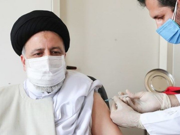 فیلم دریافت دُز اول واکسن کوو ایران برکت توسط رئیس‌جمهور