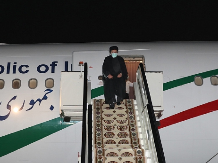 فیلم استقبال رسمی رییس جمهور ترکمنستان از آیت الله رئیسی در فرودگاه عشق‌آباد