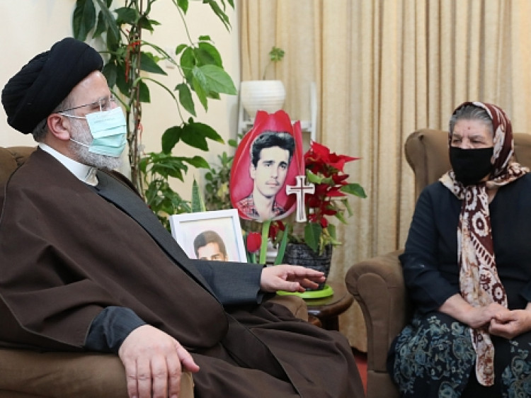 فیلم حضور رئیس جمهور در منزل شهید " وارطان آقاخانیان "