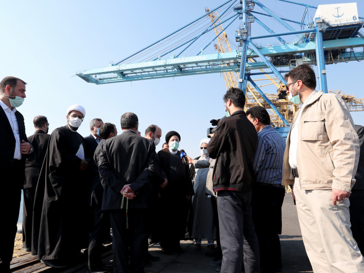 رئیس جمهور از مرکز کنترل ترافیک ‌و جستجو و نجات دریایی مجتمع بندری شهید رجایی بازدید کرد.