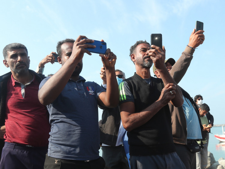 تصاویر گفتگوی رئیس جمهور با مردم هرمز در اسکله جزیره