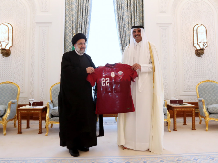 تصاویر اهدای پیراهن تیم ملی قطر به رئیس جمهور