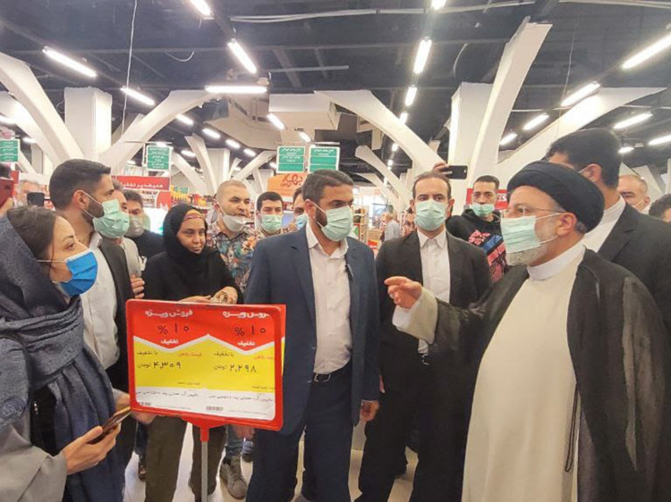 تصاویر حضور رئیس جمهور در مراکز توزیع و فروش کالاهای اساسی در تهران