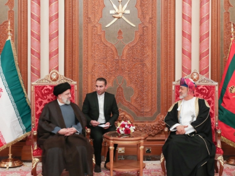فیلم مراسم استقبال رسمی سلطان عمان از آیت الله رئیسی در کاخ العلم