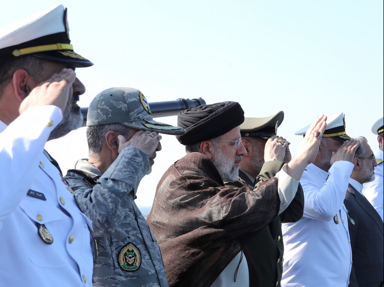 بازدید آیت‌الله رئیسی از رژه یگان‌های نمونه نیروی دریایی ارتش