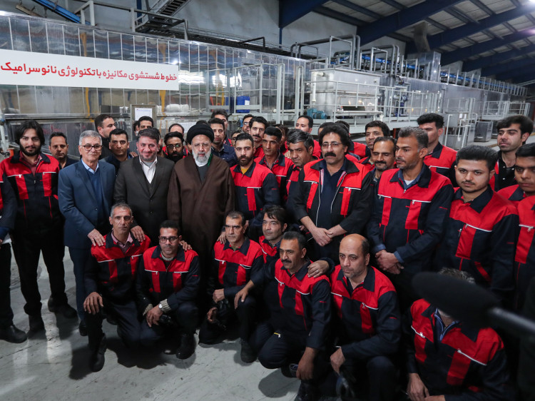 تصاویر جشن احیا ۷۶ واحد صنعتی در استان یزد و بازدید از کارخانه احیا شده رادیاتورسازی