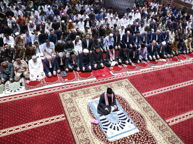 فیلم حضور در اجتماع نمازگزاران مسجد استقلال جاکارتا