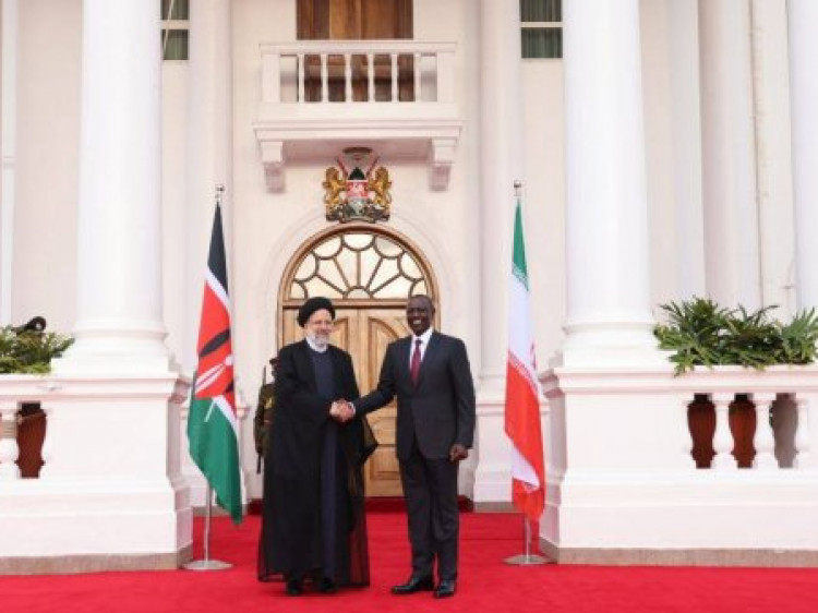 استقبال رسمی ویلیام روتو از دکتر رئیسی در کاخ ریاست جمهوری کنیا/ شلیک 21 توپ به افتخار رئیس جمهور و هیئت ایرانی