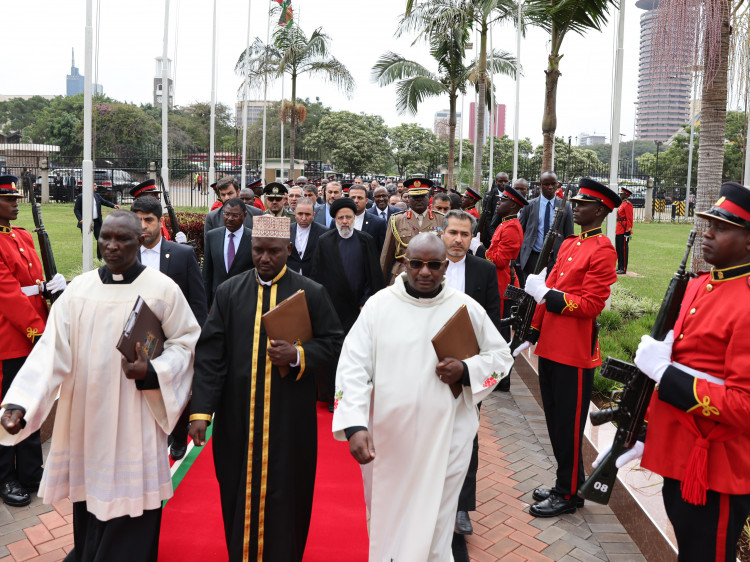 تصاویر ادای احترام دکتر رئیسی به مقبره رهبر فقید کنیا