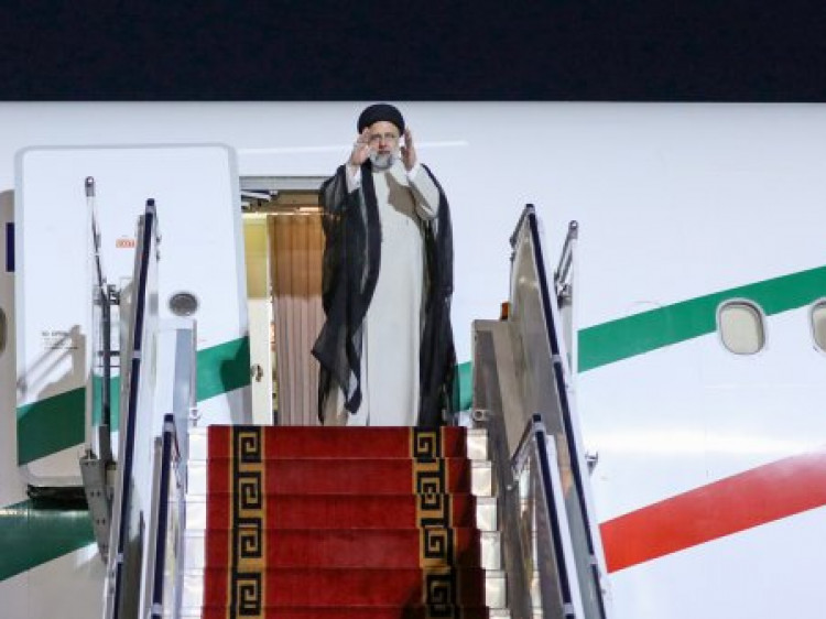 دکتر رئیسی دقایقی پیش تهران را به مقصد اسلام‌آباد ترک کرد