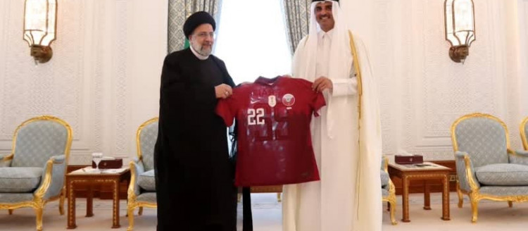 امیر قطر پیراهن تیم ملی فوتبال این کشور را که به امضای تمامی اعضای این تیم رسیده است، به عنوان یادبود برگزاری جام جهانی ۲۰۲۲، به رئیس جمهور کشورمان اهدا کرد.
