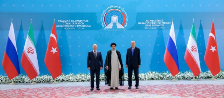 استقبال آیت‌الله رئیسی از ولادیمیر پوتین و رجب طیب اردوغان‌ در سالن اجلاس سران