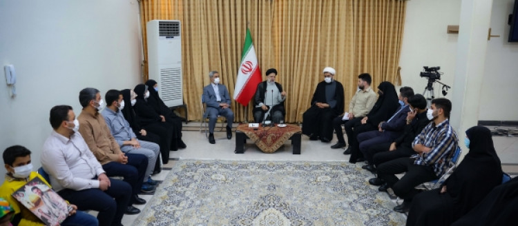 آیت الله رئیسی در دیدار با جمعی از خانواده های شهدای استان همدان: