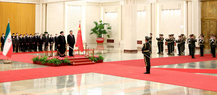استقبال رسمی رئیس جمهور چین از آیت‌الله رئیسی در محل ساختمان کنگره/ شلیک ۲۱ گلوله توپ به افتخار رئیس جمهوری اسلامی ایران