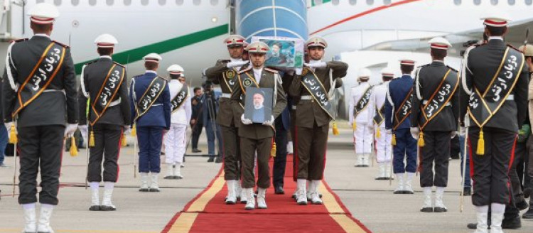 پیکر پاک شهید آیت الله رئیسی و همراهانش با استقبال مقامات کشوری و لشکری وارد تهران شد